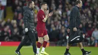 Gelandang Liverpool James Milner mengalami cedera otot dalam laga kontra Everton pada babak ketiga Piala FA di Stadion Anfield, Minggu (5/1/2020). (AP Photo/Jon Super)