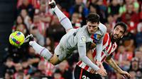 Pemain Barcelona Andreas Christensen (kiri) melompat untuk berebut bola dengan pemain Athletic Bilbao Raul Garcia pada pertandingan sepak bola La Liga Spanyol di Stadion San Mames, Bilbao, Spanyol, 12 Maret 2023. Barcelona mengalahkan Athletic Bilbao dengan skor 1-0. (AP Photo/Alvaro Barrientos)