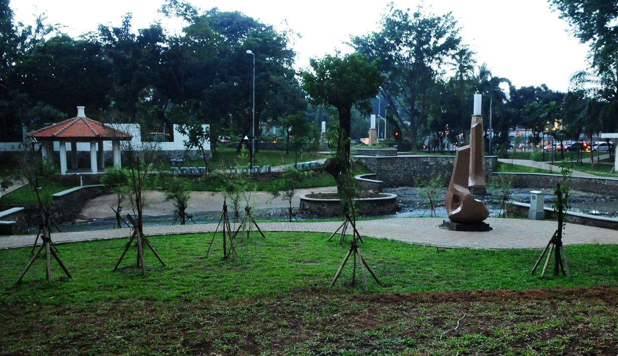 Pemprov DKI Jakarta membangun dan menata Taman Langsat di Kebayoran Baru, Jakarta Selatan,sebagai salah satu Ruang Terbuka Hijau (RTH) (Liputan6.com/Andrian M Tunay)