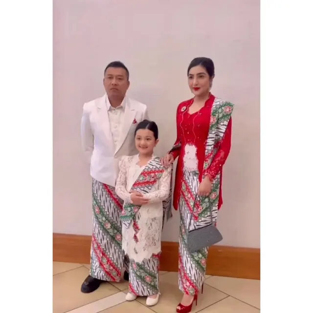 8 Pesona Arsy Hermansyah Pakai Kebaya Putih Saat Ikut Lomba Nyanyi Kejuaraan Dunia di Amerika Serikat