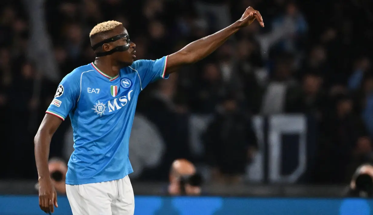 Gol bunuh diri dari Serdar Saatci pada menit ke-9 dan gol dari Victor Osimhen menit ke-38  menjadi penentu kemenangan Partenopei. (Alberto PIZZOLI / AFP)