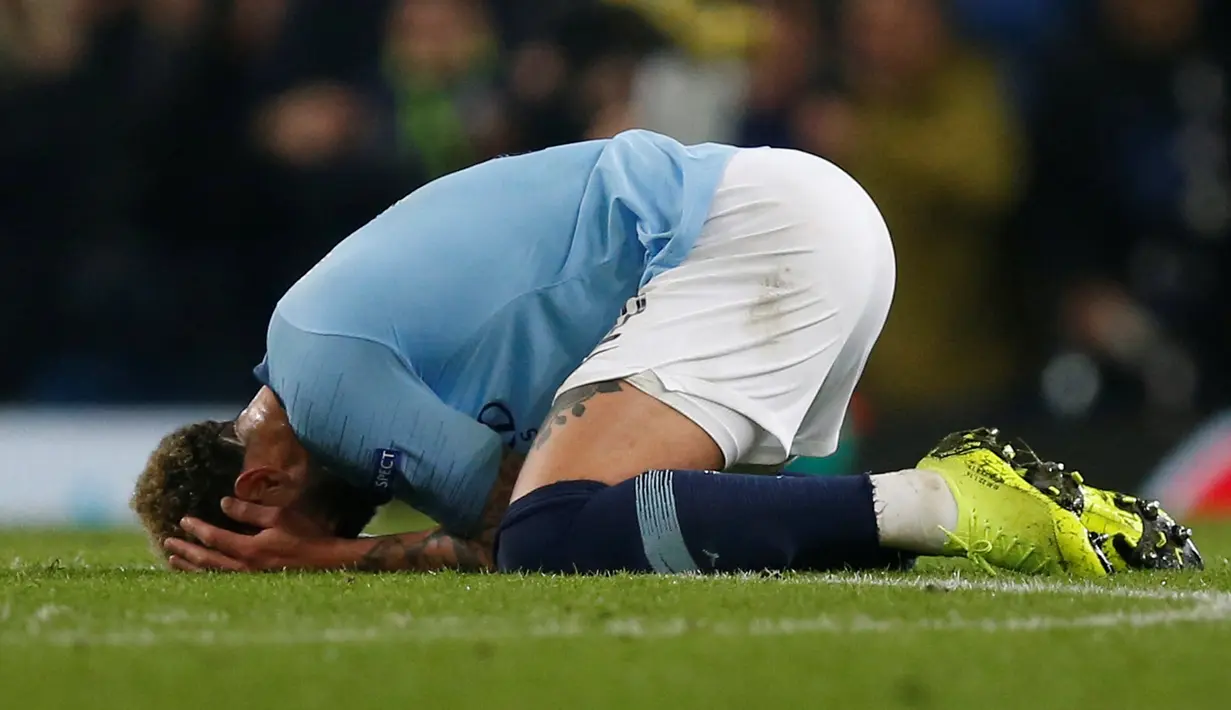 Bek Manchester City, Kyle Walker bereaksi setelah timnya disingkirkan Tottenham Hotspur pada leg kedua perempat final Liga Champions di Etihad Stadium, Rabu (17/4).  Langkah City di Liga Champions musim ini terhenti di perempat final kendati menang dengan skor tipis 4-3. (REUTERS/Andrew Yates)