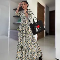 Titi DJ terkenal dengan gayanya yang bold dan fun, baik di atas panggung, maupun sehari-hari. Titi DJ terlihat memilih tas I Heart NY dari Kate Spade New York, dipadu dengan maxi dress bermotif bunga daisy. Foto: Document/Kate Spade New York.