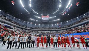 Di final, Timnas futsal Indonesia akan menantang Iran yang sebelumnya mengalahkan Irak dengan skor 4-2. Tampak dalam foto, pemain Timnas Futsal Indonesia memberikan penghormatan kepada suporter usai memenangi laga melawan Jepang pada semifinal Piala Asia Futsal 2026 di Indonesia Arena, Gelora Bung Karno, Senayan, Jakarta, Kamis (4/2/2026). (Bola.com/Bagaskara Lazuardi)