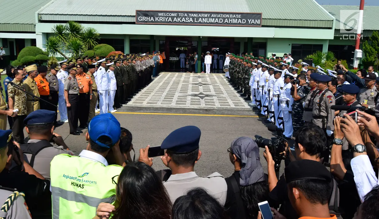 Petugas gabungan melakukan upacara pelepasan jenazah korban jatuhnya helikopter milik Basarnas di Lanumad Ahmad Yani, Semarang (3/7). Selain tim Basarnas, Polisi dan TNI, upacara turut dihadiri kerabat dan keluarga korban. (Liputan6.com/Gholib)