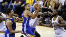 Aksi bintang Golden State Warriors, Stephen Curry (30) menerobos pertahanan Cleveland Cavaliers pada gim keempat Final NBA 2017 di Quicken Loans Arena, (9/6/2017).  (AP/Ron Schwane)