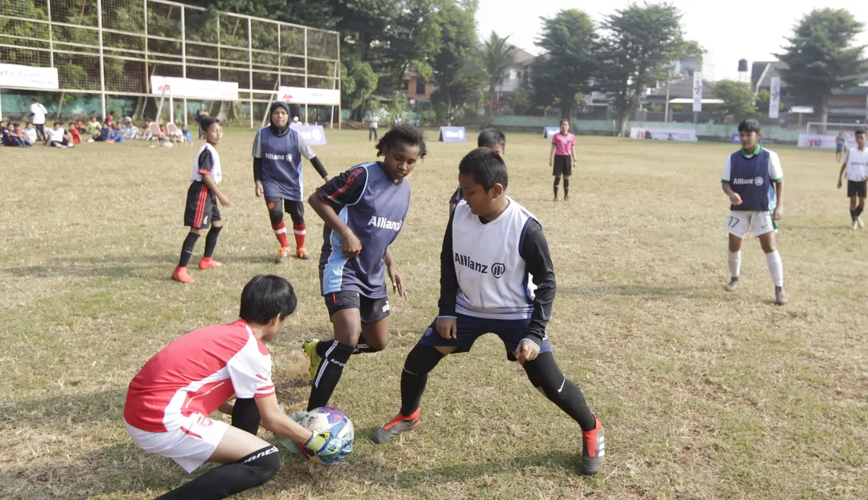 Sejumlah anak mengikuti tes fisik program Allianz Explorer Camp 2019 di Lapangan PSPT Tebet, Jakarta, Sabtu (22/6). Nantinya akan ada pemenang yang diberangkatkan ke Singapura dan Munchen. (Bola.com/Vitalis Yogi Trisna)
