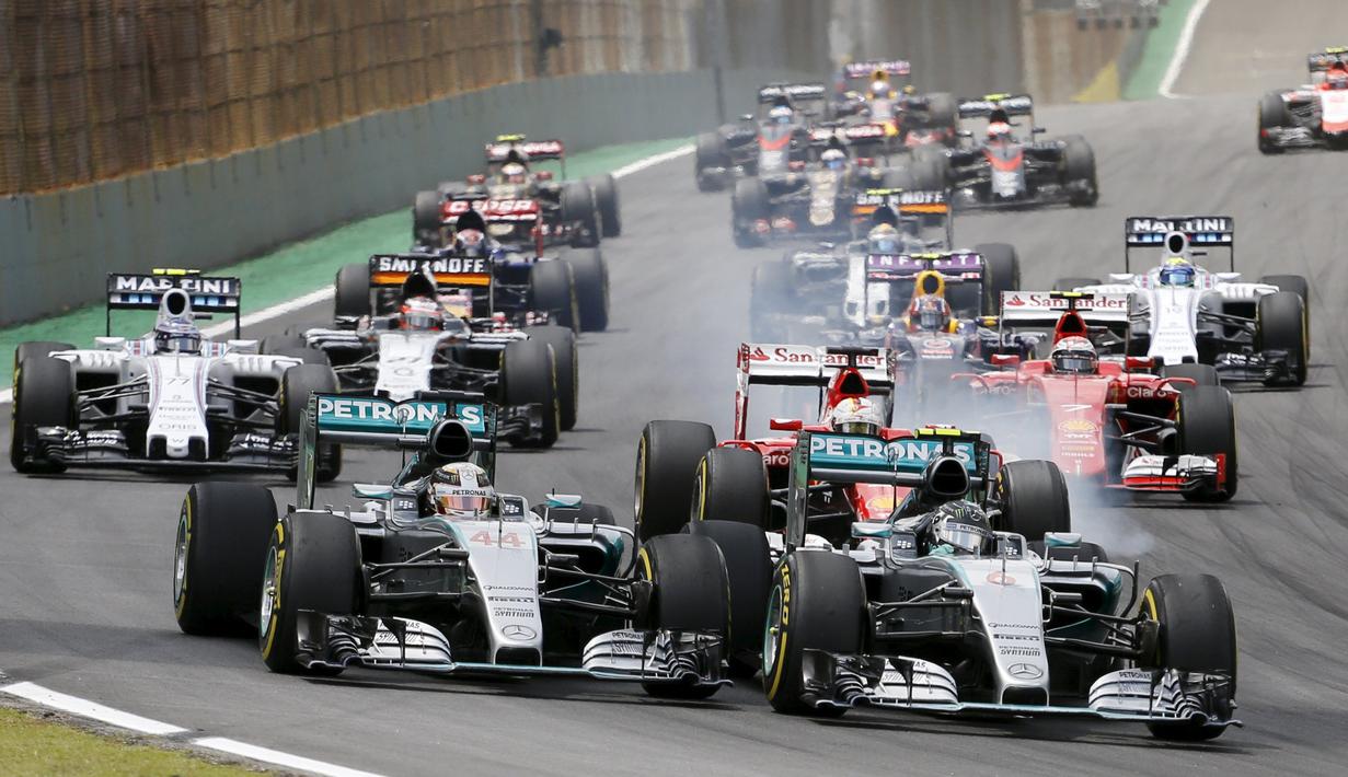 Nico Rosberg bersaing ketat dengan rekan setimnya, Lewis Hamilton, dalam F1 GP Brasil di Sirkuit Interlagos, Sao Paulo, Brasil, Senin (16/11/2015) dini hari WIB. (Reuters/Nacho Doce)