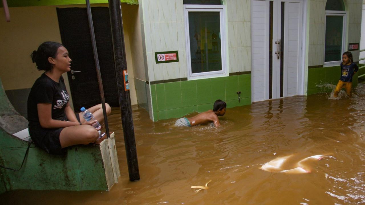 FOTO: Penampakan Banjir 2 Meter Akibat Luapan Ciliwung di Kebon Pala Mulai Surut