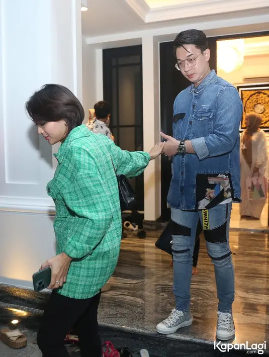 Pada momen itu, Wika Salim dan Max Adam terlihat begitu lengket bak perangko. Keduanya tak ragu menunjukkan kemesraan di depan publik. (Kapanlagi.com/ Budy Santoso)
