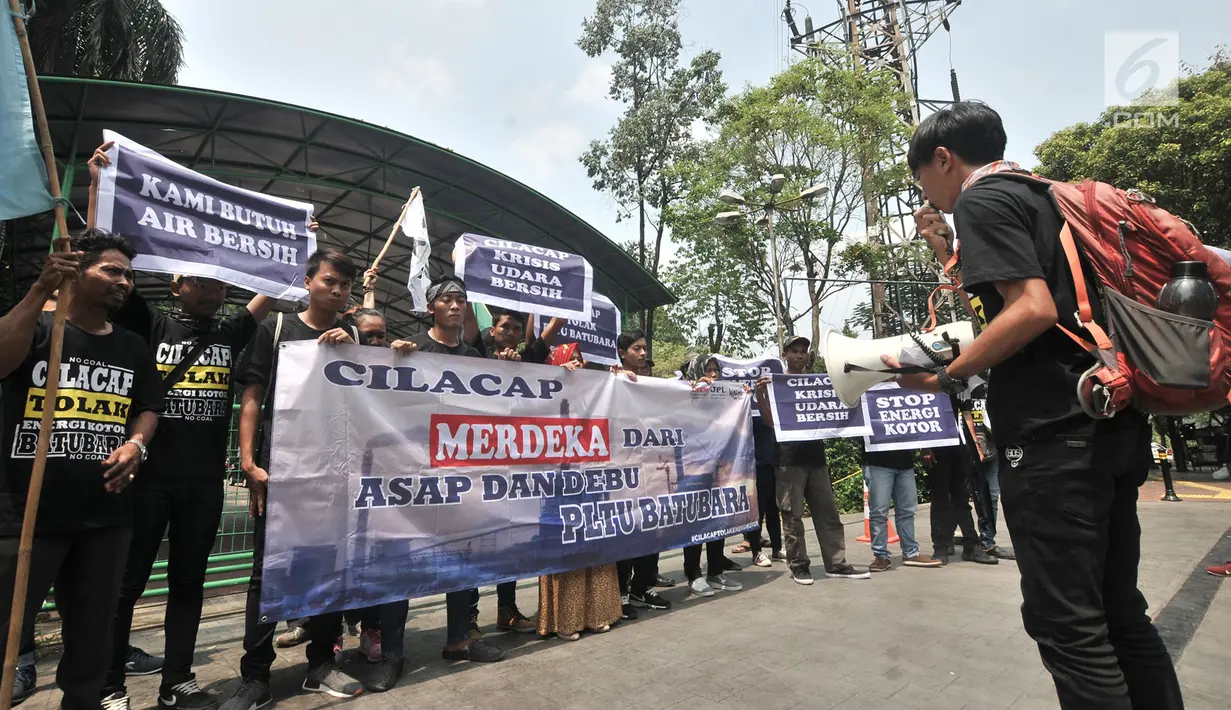 Aktivis Forum Masyarakat Winong Peduli Lingkungan (FMWPL) saat unjuk rasa di depan Kantor Kementerian LHK, Jakarta, Kamis (13/9). Aktivis menduga terjadi penimbunan dan pembuangan (dumping) yang dilakukan PLTU Cilacap. (Merdeka.com/Iqbal Nugroho)