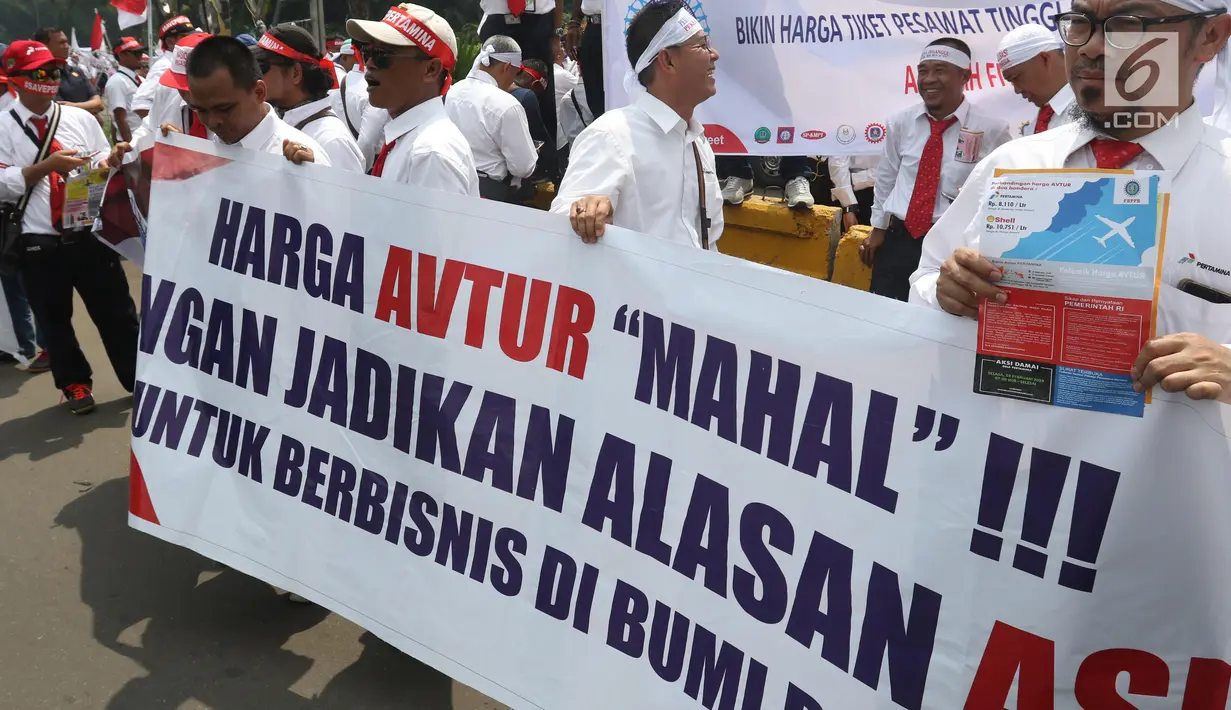 Serikat Pekerja Pertamina menggelar aksi damai di depan Istana, Jakarta, Selasa (19/2). Mereka mengklarifikasi harga avtur yang dijual PT Pertamina (Persero) sudah kompetitif sehingga bukan biang keladi mahalnya tiket pesawat. (Liputan6.com/Angga Yuniar)