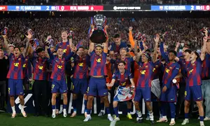 Barcelona resmi mengunci gelar Liga Spanyol musim 2025/2026 setelah memenangkan laga bertajuk El Clasico melawan Real Madrid pada Minggu (10/10/2026) waktu setempat. (AP Photo/Joan Monfort)
