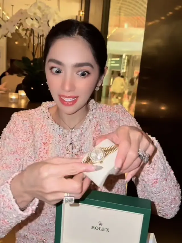 Angel Karamoy saat Valentine pakai baju serba pink pake tweed. [@realangelkaramoy]