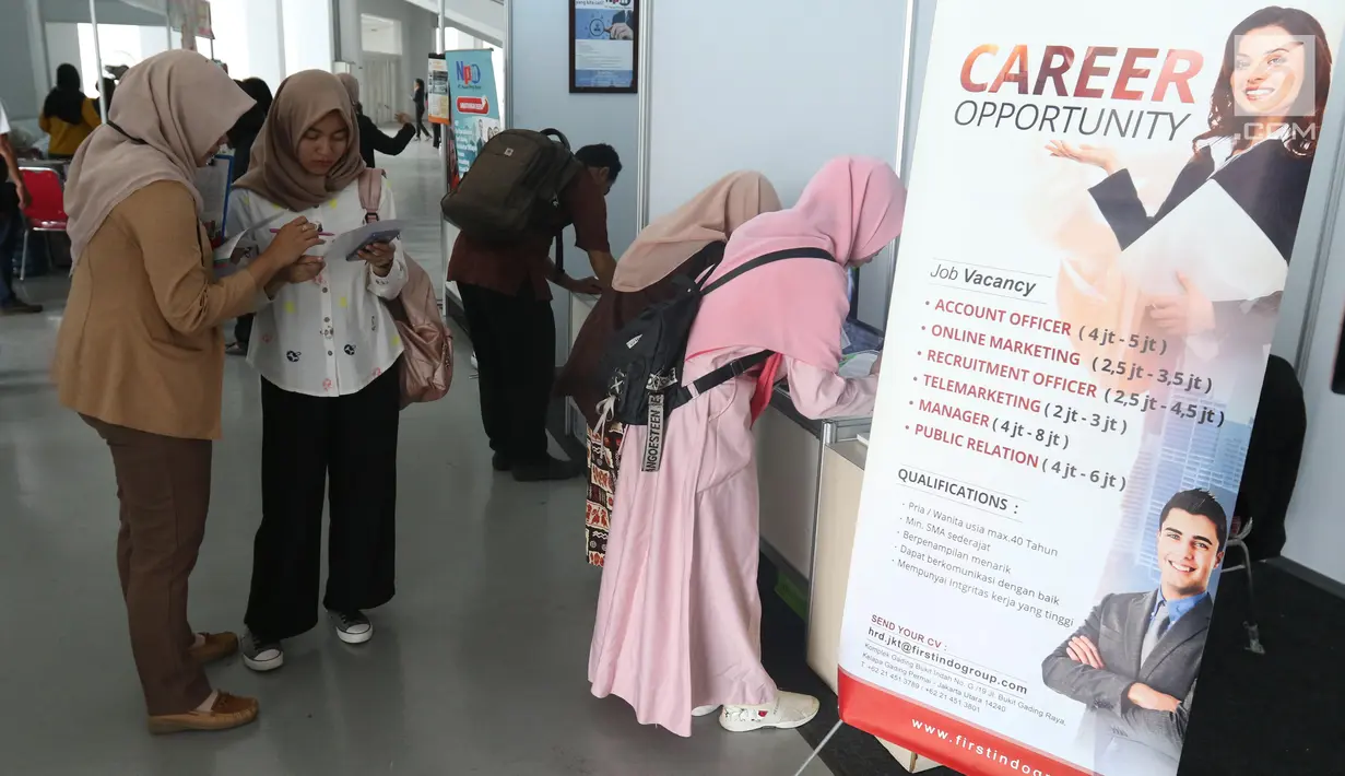 Pencari kerja memasukkan lowongan pekerjaan ke salah satu stan perusahaan di Mega Career Expo 2019, GBK, Senayan, Jakarta, Selasa (2/7/2019). Mega Career Expo 2019 berlangsung pada tanggal 2-3 Juli. (Liputan6.com/Angga Yuniar)