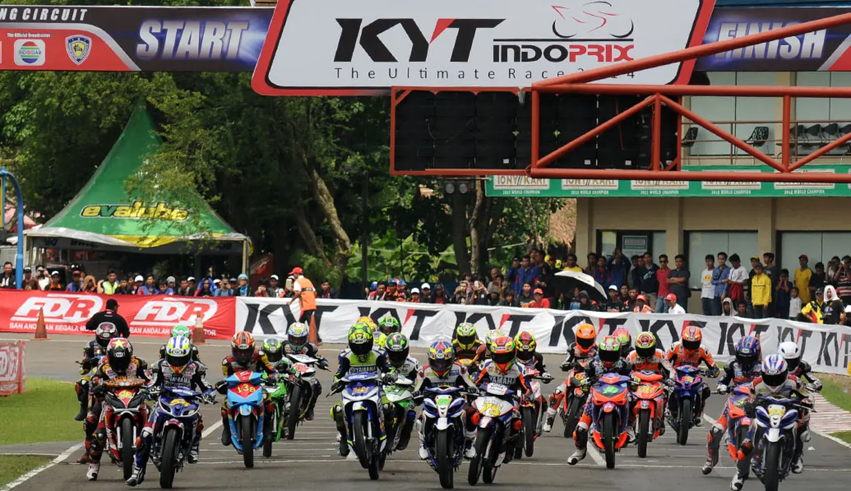 Puluhan pembalap nasional beradu cepat di seri I Indoprix 2014 yang digelar di Sentul Internasional Karting Circuit, Bogor (27/4/2014). (Liputan6.com/Helmi Fithriansyah)