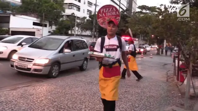 Sebuah retoran di Brasil berinovasi dengan menjajakan piza ke pengemudi saat lalu lintas jam sibuk.