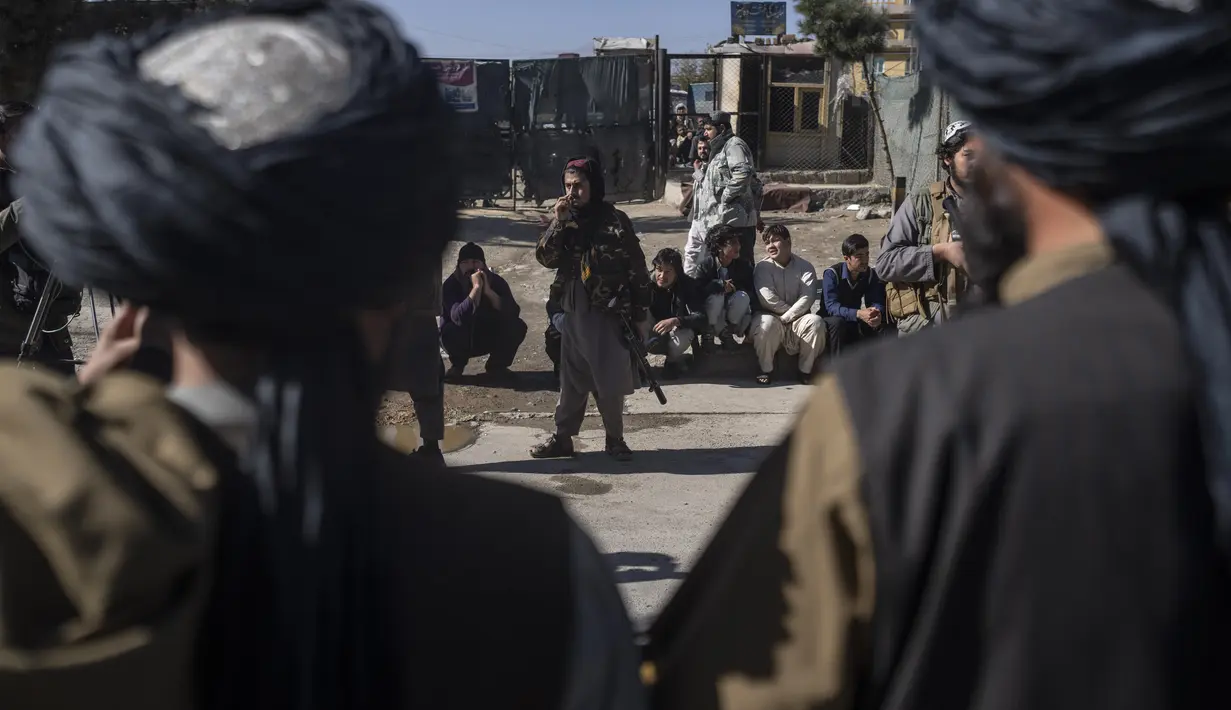 Pejuang Taliban mengamankan daerah itu setelah sebuah bom pinggir jalan meledak di Kabul Afghanistan, Senin (15/11/2021). Bom itu meledak di jalan yang sibuk di ibukota Afghanistan pada hari Senin, melukai dua orang, kata polisi. (AP Photo/Petros Giannacouris)