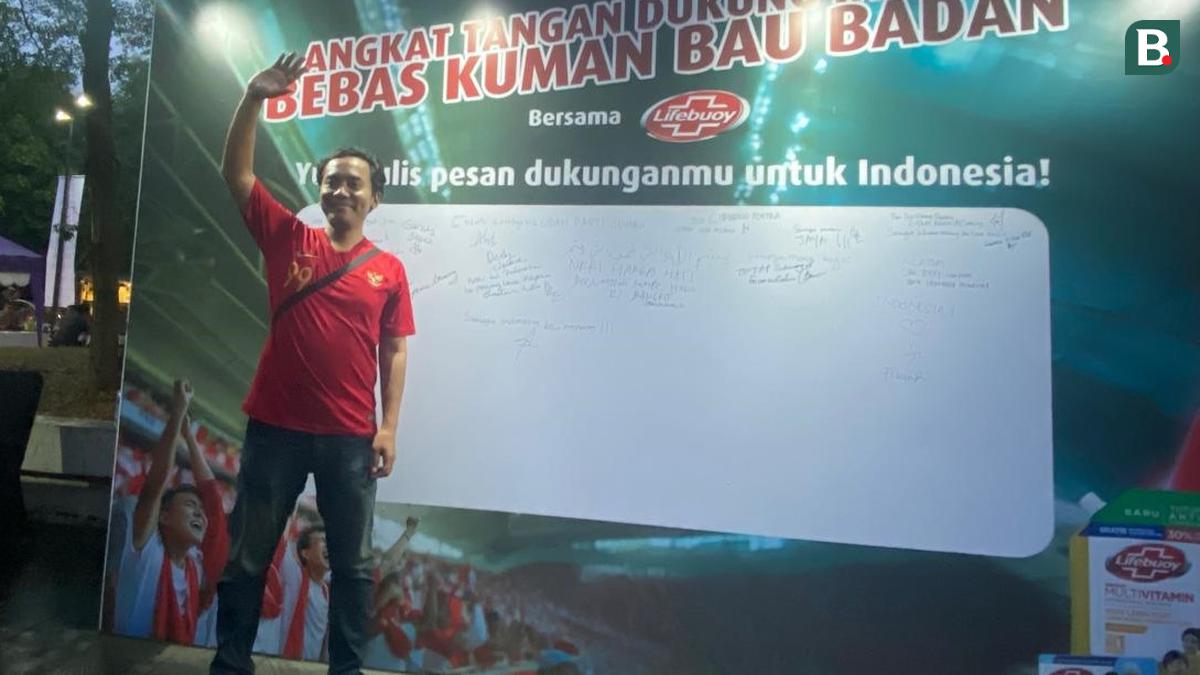Angkat Tangan dan Beri Pesan Dukungan untuk Timnas Indonesia di Booth Lifebuoy saat Malamnya Bola 2024
