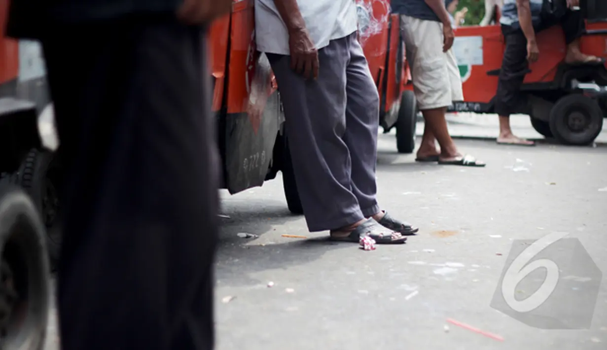 Pengemudi bajaj menunggu calon penumpang di kawasan Stasiun Gondangdia, Jakarta, Selasa (25/2/2015). Para pemilik bajaj orange yang bermesin 2 tak mengaku siap untuk menjadi bajaj biru berbahan bakar gas (Liputan6.com/Faizal Fanani)