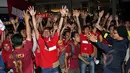 Sejumlah supporter Arsenal meneriakkan yel-yel saat nonton bola seru saat nonton bola seru Manchester United vs Arsenal di Karawang Central Plaza, Minggu (17/5/2015). Laga antara Manchester United dan Arsenal berakhir imbang. (Liputan6.com/Helmi Afandi)