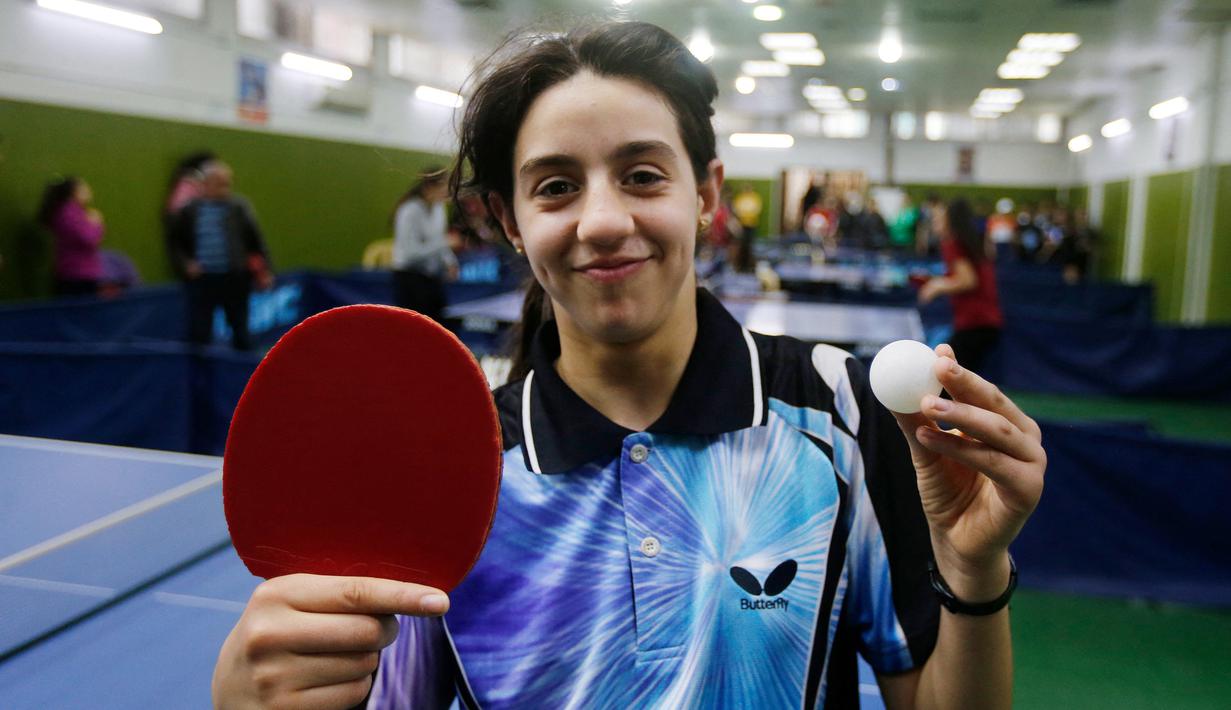 Hend Zaza. Dengan usia 11 tahun, petenis meja putri Suriah ini akan menjadi atlet termuda di Olimpiade Tokyo 2020. Pemain yang berperingkat 155 dunia ini lolos ke Olimpiade Tokyo setelah menjuarai turnamen kualifikasi zona Asia Barat di Yordania. (Foto: AFP/Louai Beshara)