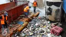 Petugas dari Dinas Kebersihan mengangkut sampah yang tersangkut di Pintu Air, Jakarta, Jum'at (30/9). Perawatan Pintu Air dari tumpukan sampah yang tersangkut agar buka tutup pintu air Jembatan Hanging dapat maksimal. (Liputan6.com/Johan Tallo)