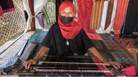 Salah satu penenun di Desa Wisata Bonjeruk, Lombok Tengah. (dok. Biro Komunikasi Publik Kemenparekraf)