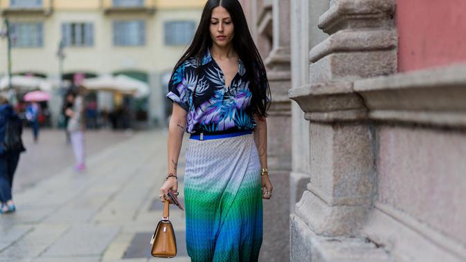  Kemeja  Tropical Outfit Liburan yang Bisa Kamu Jadikan 