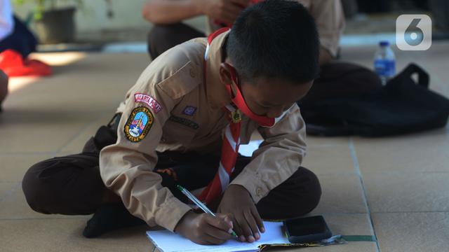 FOTO: Belajar Online dengan Wifi Gratis di Kolong Rel