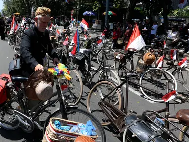 Paguyuban Sepeda Baheula Bandung melakukan persiapan sebelum dimulainya Karnaval Kemerdekaan Pesona Parahyangan 2017 di sekitar Gedung Sate, Bandung, Sabtu (26/8). Karnaval ini akan dihadiri oleh Presiden Joko Widodo (Jokowi). (Liputan6.com/Johan Tallo)