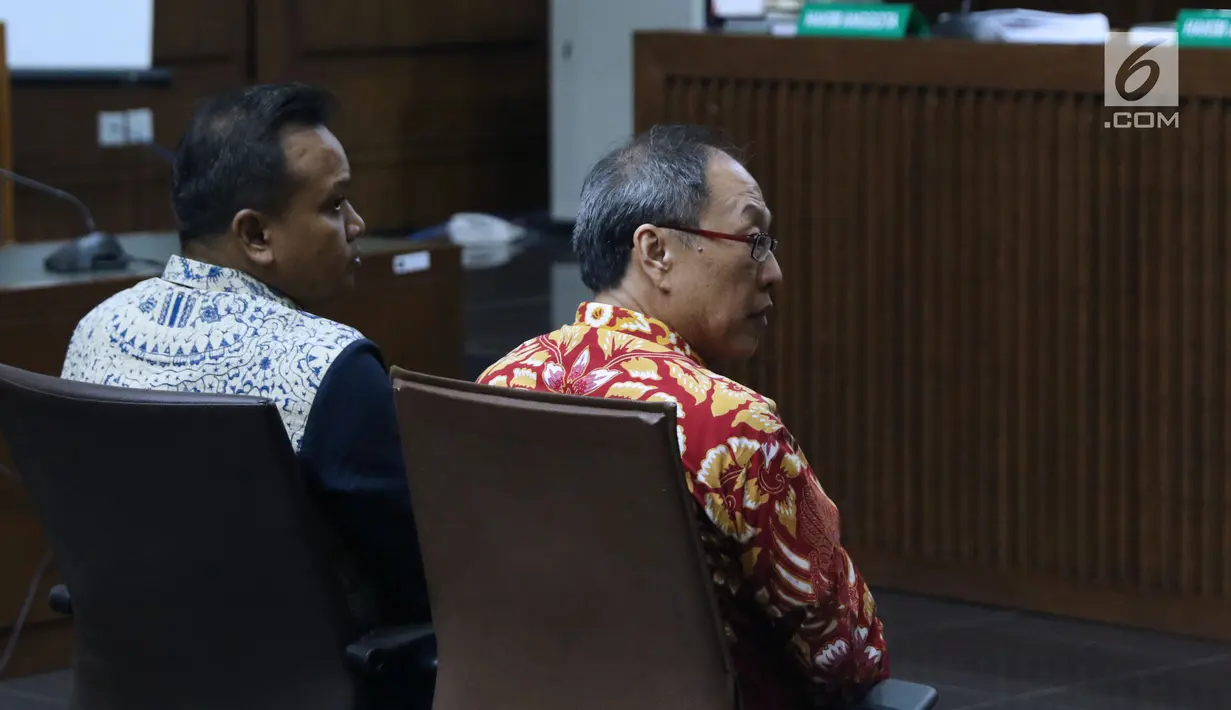 Terdakwa dugaan korupsi pengadaan e-KTP, Irvanto Hendra Pambudi (kiri) dan Made Oka Masagung saat menjalani sidang lanjutan di Pengadilan Tipikor, Jakarta, Rabu (21/11). Sidang mendengar nota pembelaan para terdakwa. (Liputan6.com/Helmi Fithriansyah)