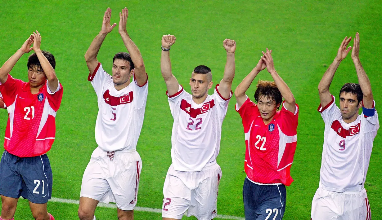 Partai ini pun dimenangkan oleh Turki dengan skor 3-2. Hakan Sukur dan kawan-kawan menduduki posisi ketiga dan Korea Selatan keempat di Piala Dunia 2002. (AFP/Greg Wood)