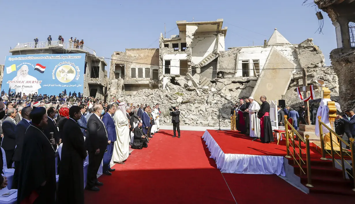 Paus Fransiskus, dikelilingi oleh puing-puing gereja yang hancur, memimpin doa bagi para korban perang di Lapangan Gereja Hosh al-Bieaa, Mosul, Irak, yang pernah menjadi ibu kota de-facto ISIS, Minggu (7/3/2021). (AP Photo/Andrew Medichini)