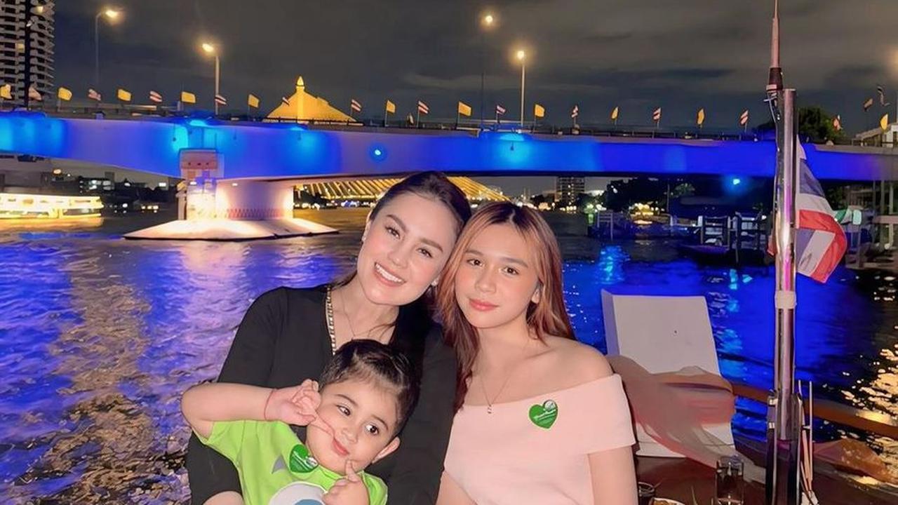 Chantal mewarisi kecantikan Jennifer Dunn, dengan gaya kekinian yang ditunjukkan melalui rambut ala gadis Korea dan pilihan outfit yang selalu manis serta cute.<br><br>