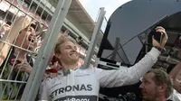 Nico Rosberg sedang selfie bareng fans (JOSEP LAGO / AFP)