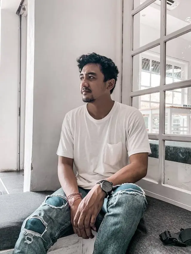 Jarang Tersorot, Ini 6 Potret Dion Raharja Kakak Mahalini