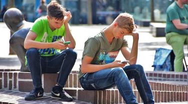 Ilustrasi Dua Orang Anak Muda Bermain Gim Mobile. Kredit: NatureaAddict via Pixabay