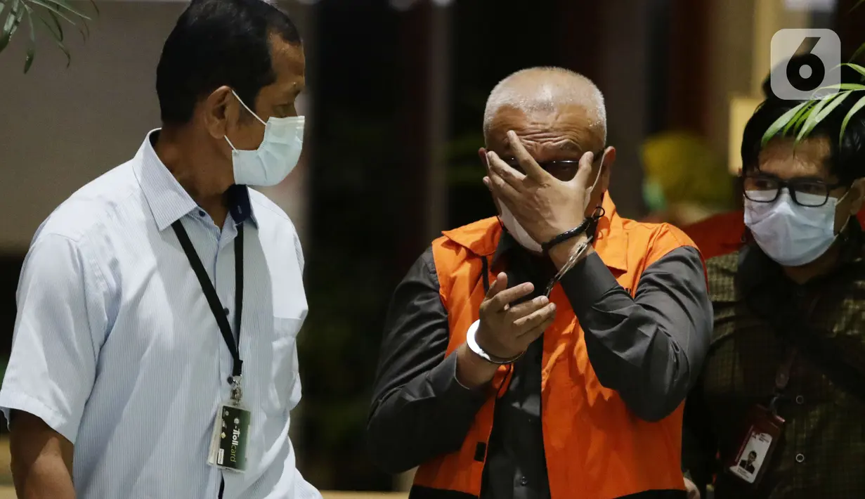 Mantan Bupati Buru Selatan, Tagop Sudarsono Soulisa (tengah) usai rilis penahanan tersangka di Gedung KPK, Jakarta, Rabu (26/1/2022). Tagop S S ditetapkan sebagai tersangka suap, gratifikasi dan TPPU terkait pengadaan barang jasa di Kab Buru Selatan tahun 2011-2016. (Liputan6.com/Helmi Fithriansyah)