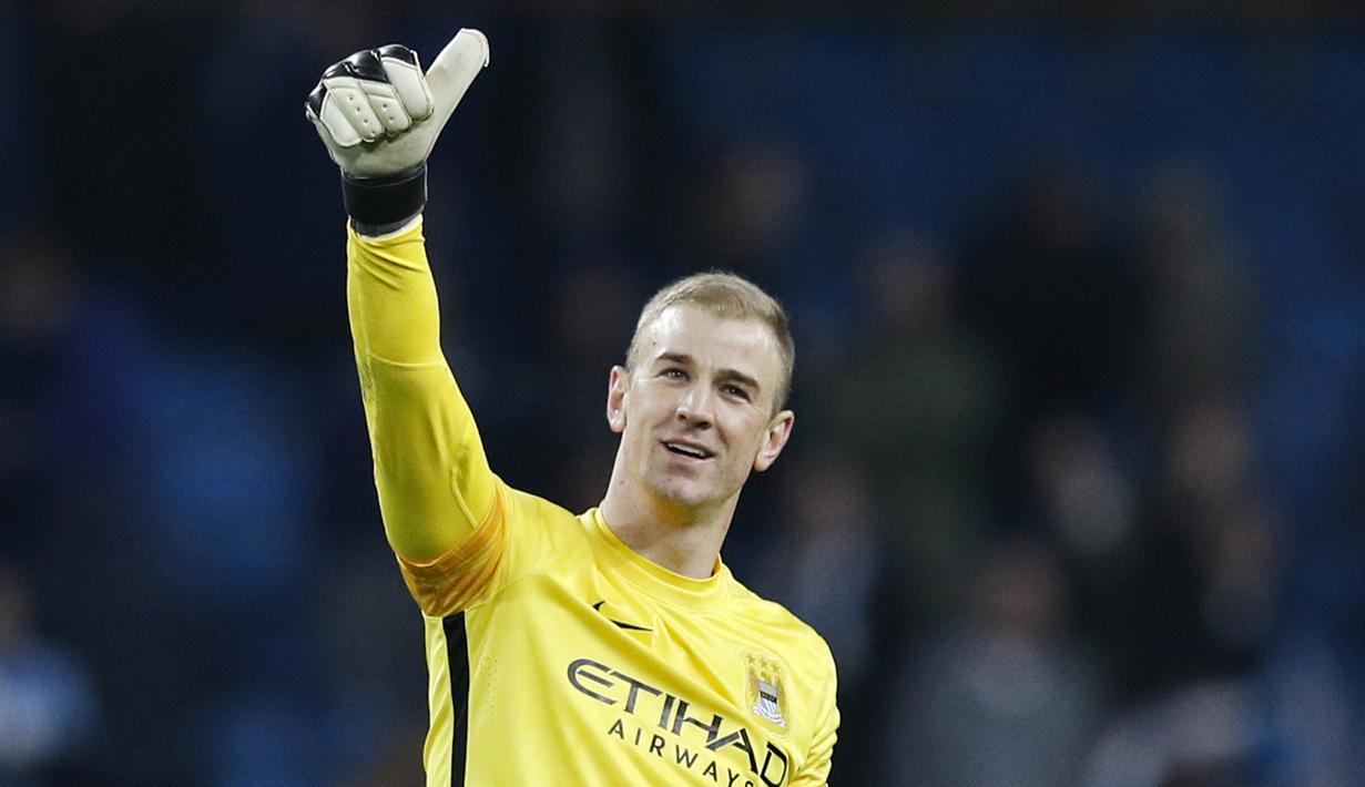 Kiper Manchester City, Joe Hart, memberikan salam kepada suporter usai melawan Dynamo Kiev pada leg kedua babak 16 besar Liga Champions di Stadion Etihad, Rabu (16/3/2016) dini hari WIB. (Reuters/Phil Noble)