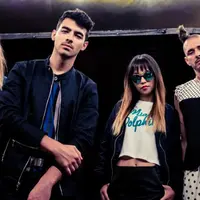 DNCE terus cetak hits keren, kali ini lewat lagu berjudul Body Moves. Intip lirik lagunya.
