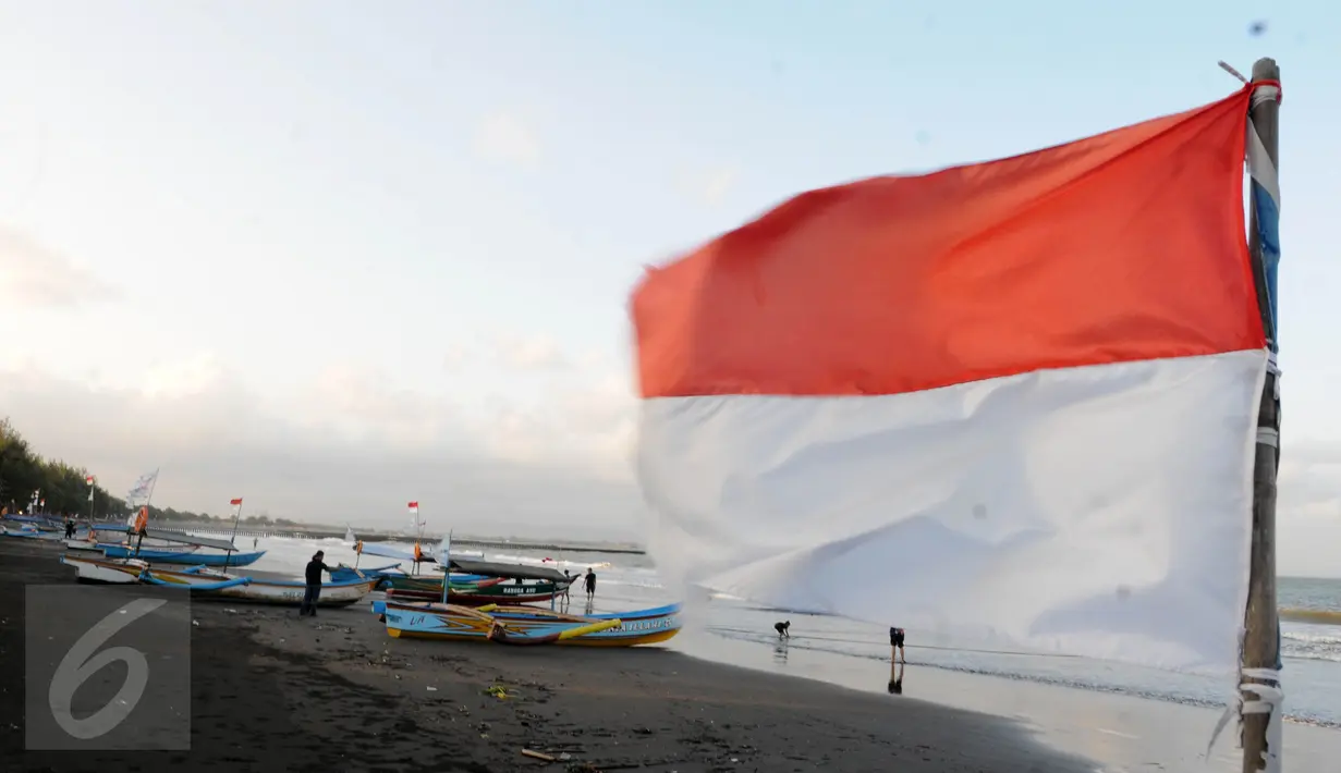 Suasana Pantai Teluk Penyu Kabupaten Cilacap, Jawa Tengah,Jumat (29/7). Di Pantai Teluk Penyu pengunjung bisa memancing di tepian sambil menikmati terbenamnya matahari. (Liputan6.com/Helmi Afandi)