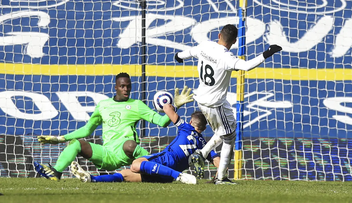 Penjaga gawang Chelsea Edouard Mendy menyelamatkan upaya untuk mencetak gol pemain Leeds United Raphinha pada pertandingan Liga Inggris di Stadion Elland Road, Leeds, Inggris, Sabtu (13/3/2021). Pertandingan berakhir 0-0. (Lindsey Parnaby/Pool via AP)