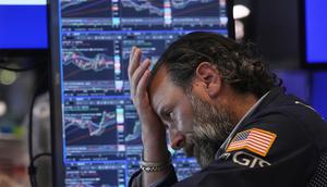 Ilustrasi seorang pedagang efek tengah bekerja di lantai Bursa Efek New York atau Wall Street, Selasa, 8 Juli 2025. (Foto: AP/Richard Drew)