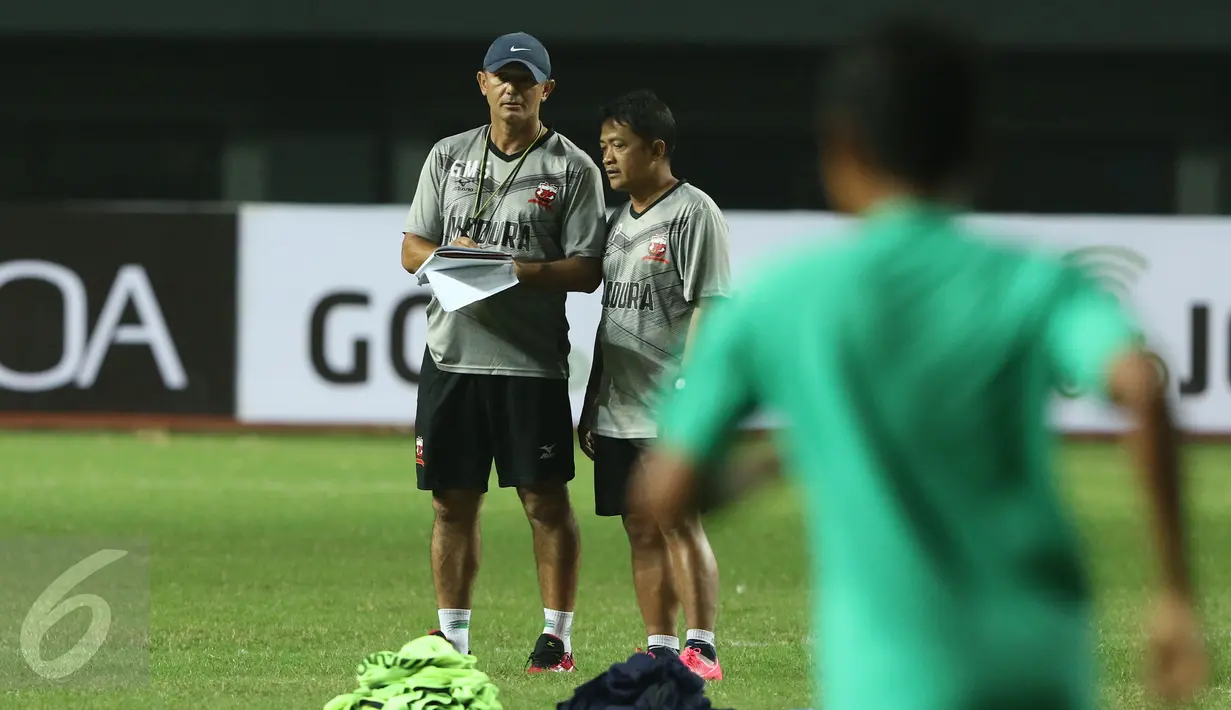 Pelatih Madura United, Mario Gomes de Oliviera (kiri) saat memantau latihan jelang laga melawan Persija di Stadion Patriot Candrabhaga, Bekasi, Rabu (3/5). Madura United akan melawan Persija, Kamis (4/5). (Liputan6.com/Helmi Fithriansyah)