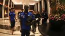 Pemain Persib, Makan Konate dan teman-temannya saat tiba di hotel setelah final Piala Presiden 2015 di Stadion Utama Gelora Bung Karno, Jakarta, Minggu (18/10/2015). (Bola.com/Nick Hanoatubun)