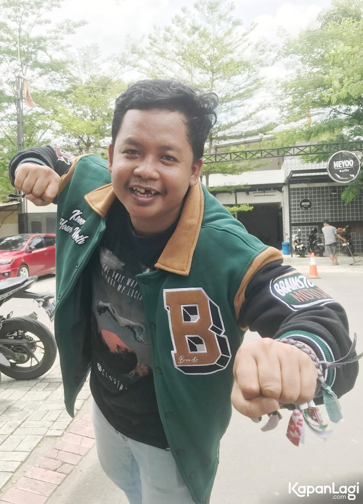 Pandangan Dustin Tiffani