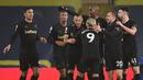 Para pemain West Ham United merayakan gol kedua yang dibuat Bek Angelo Ogbonna (tengah), dalam laga lanjutan Liga Inggris 2020/21 pekan ke-12 melawan Leeds United di Elland Road Stadium, Leeds, Jumat (11/12/2020). West Ham United menang 2-1 atas Leeds United (AFP/Oli Scarff/Pool)