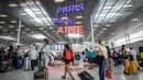 Para penumpang mengenakan masker terlihat di terminal keberangkatan Bandara Orly Paris, Prancis (26/6/2020). Bandara Paris Orly dibuka kembali mulai Jumat (26/6) dengan layanan terbatas setelah hampir tiga bulan ditutup karena krisis kesehatan akibat pandemi COVID-19. (Xinhua/Aurelien Morissard)
