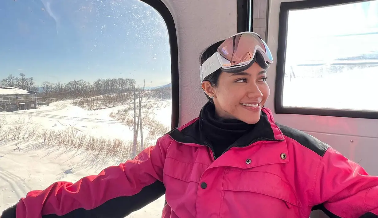 Seru menikmati momen bermain ski di Gunung Iwatake, Yura Yunita tampil keren dengan jaket tebalnya berwarna merah muda ini terlihat keren. Dalam perjalanannya untuk bisa menikmati bermain ski ini ternyata tidak mudah karena medannya cukup terjal. (Liputan6.com/IG/@yurayunita)